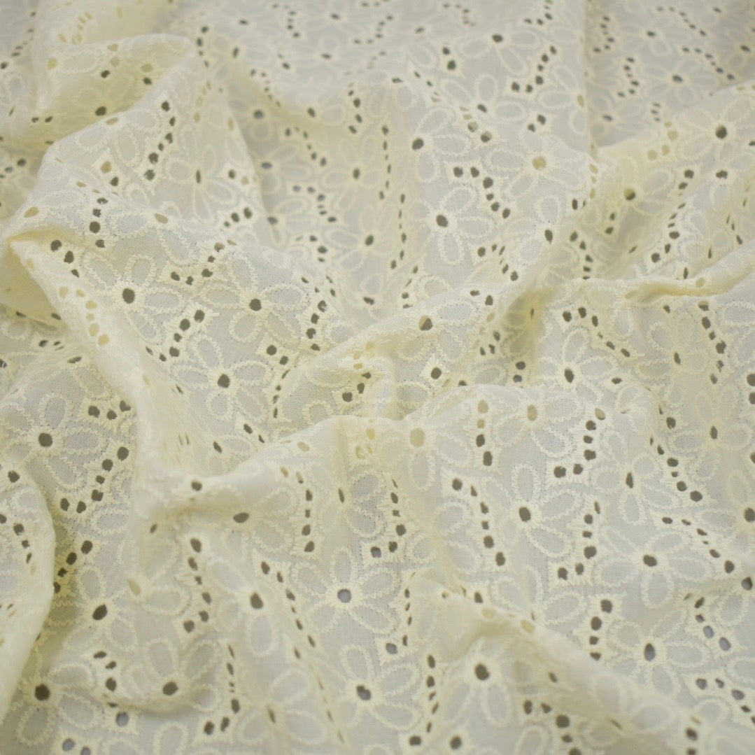 綿100％　刺繍生地　花柄
